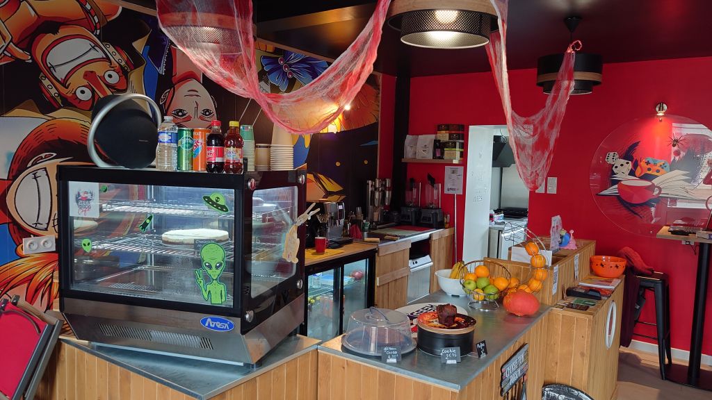 Une photo du café avec une décoration d’halloween