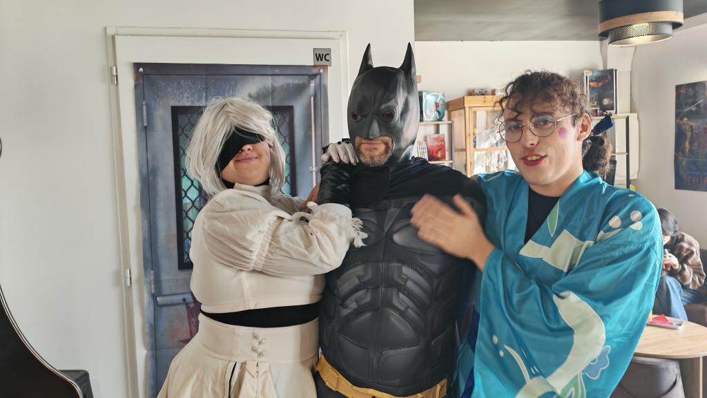 un cosplay de trois personnes avec nier: automata, batman et