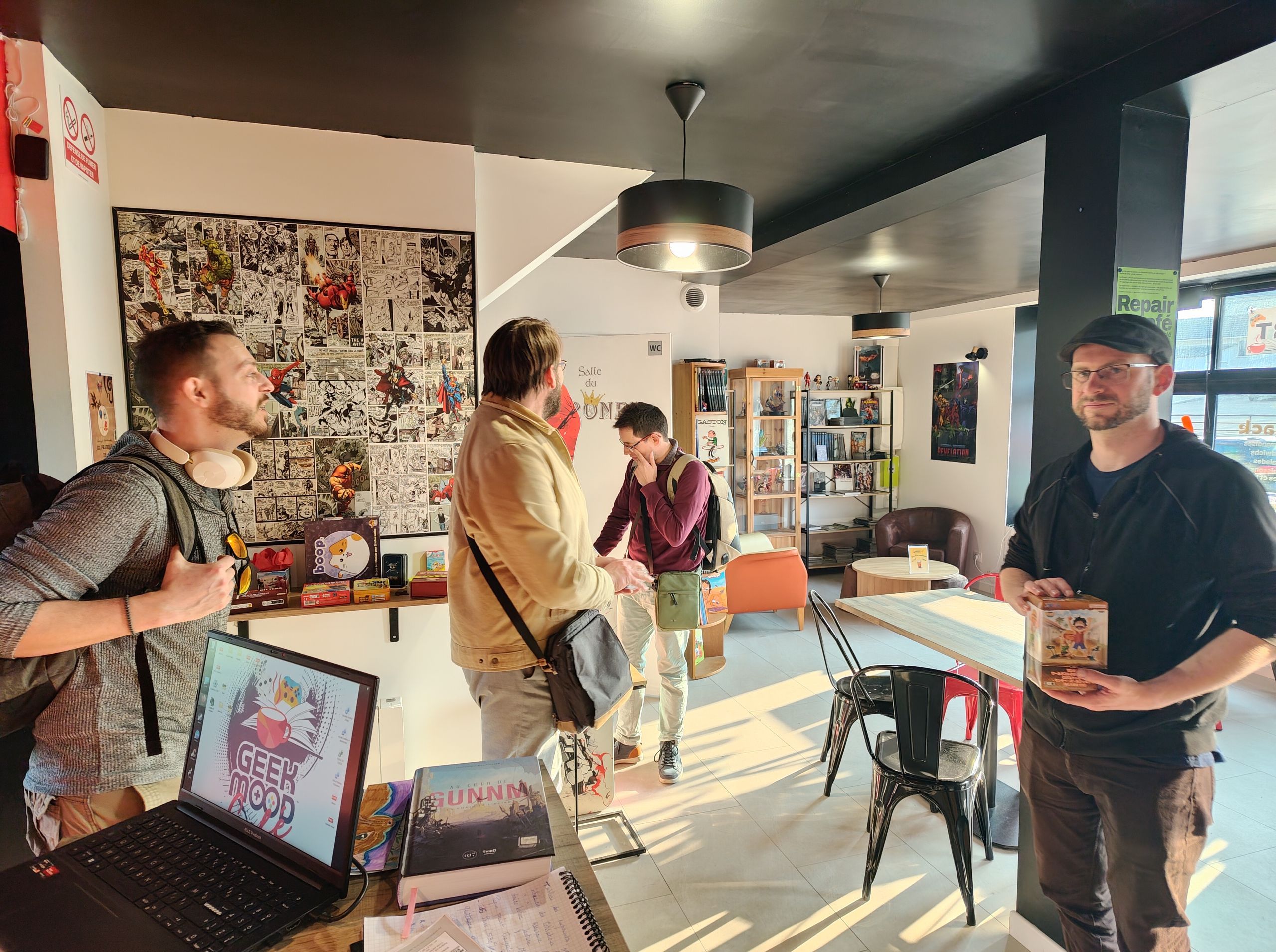 photo de plusieurs personnes dans le café